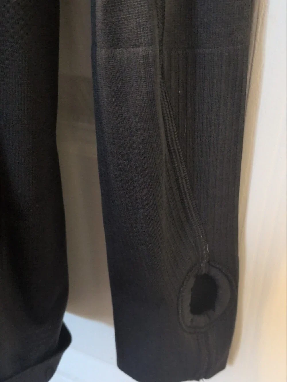 lululemon athletica Black Long Sleeve Seamless Crew, Thumbholes